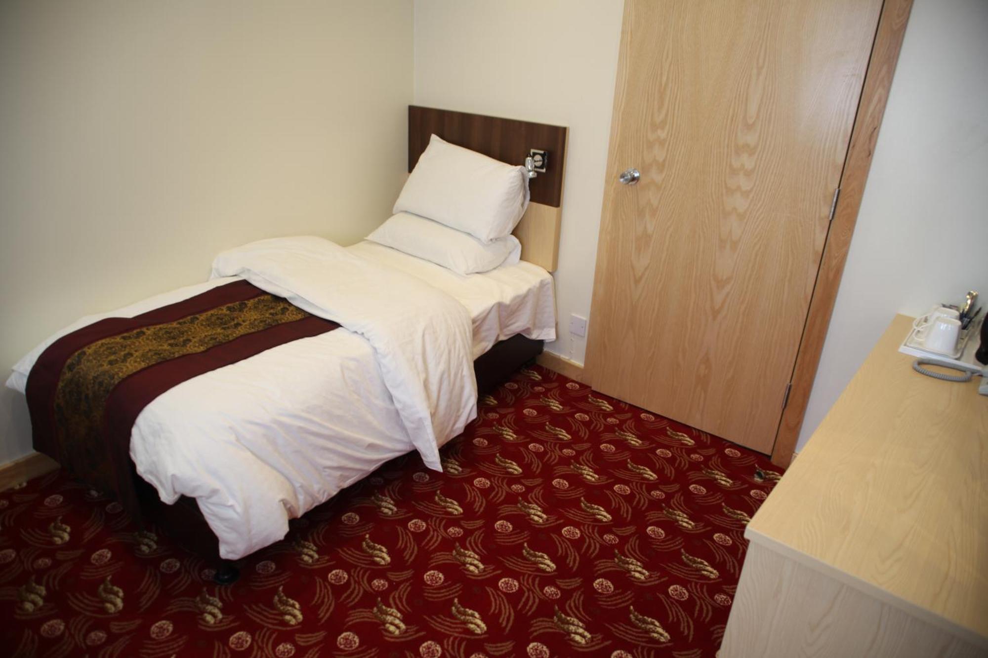 Cambridge Hotel Huddersfield Room photo