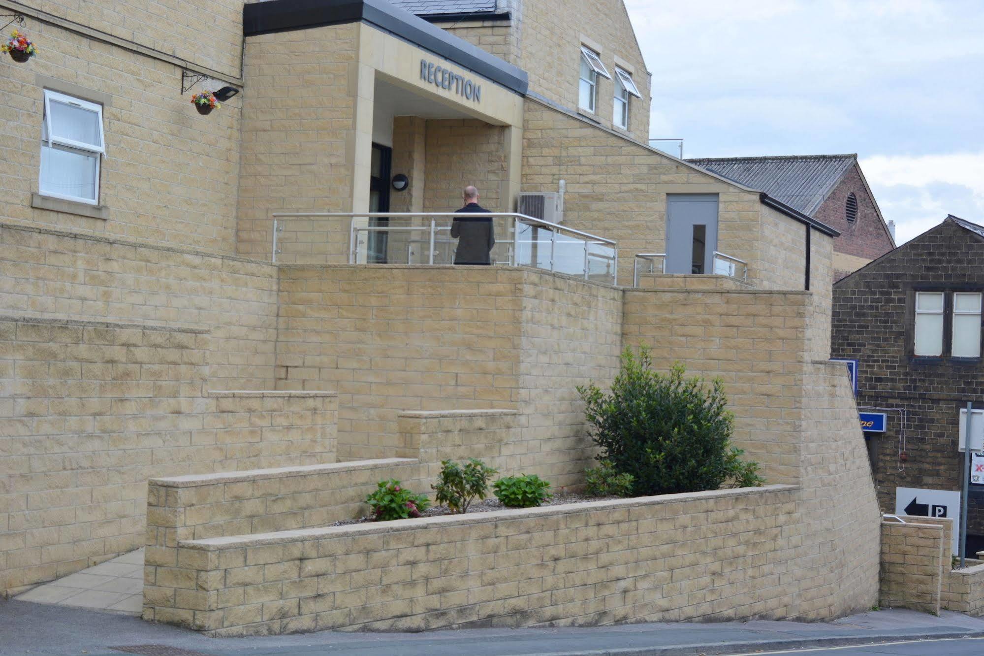 Cambridge Hotel Huddersfield Exterior photo